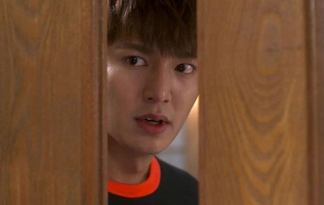 Vợ tôi bước ra từ căn hộ, phía sau cô ấy là một người đàn ông khác.