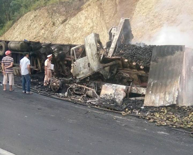 Hiện trường vụ tai nạn nghiêm trọng trên đèo Mang Yang. Ảnh: Triệu Thanh.