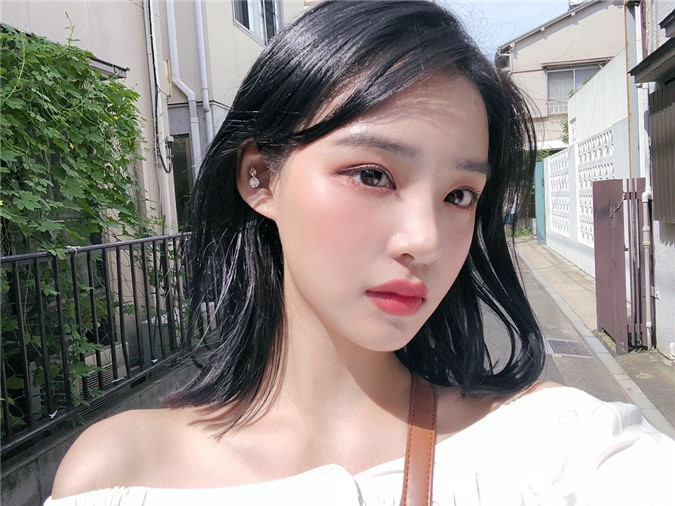  3. Dùng sai kem nền 2 sai lầm khi dùng kem nền có thể khiến làn da của bạn trông già nua hơn hẳn chính là chọn sai màu kem nền và không tán đủ kỹ. Trong khi kem nền quá sáng hay quá tối đều khiến khuôn mặt bị lệch tông, gượng gạo thì việc tán qua loa lại gây ra tình trạng kem nền loang lổ, "dạo chơi" tung tăng trên bề mặt da như một lớp mặt nạ thay vì tiệp hẳn vào da. Để chọn được màu kem nền chuẩn nhất, bạn hãy thử lên vùng da gần xương quai hàm. Muốn có lớp nền thật mịn mượt tự nhiên, bạn hãy tán kem nền với bông mút ẩm 