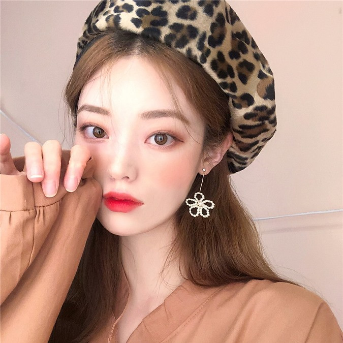  5. Không đánh má hồng Gò má hây hây, hồng hào dễ thương luôn tạo cảm giác trẻ trung, "cute phô mai que". Đây cũng là một trong những bí kíp làm nên vẻ dễ thương, ngọt ngào trứ danh của các hot girl Hàn Quốc. Để có cặp má ửng hồng tự nhiên nhất, bạn hãy dùng má hồng dạng kem thay vì cho dạng phấn. 