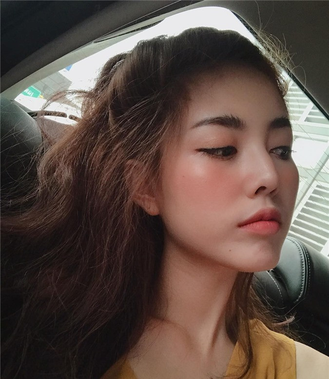  2. Không dùng kem lót Kem lót là bí quyết hàng đầu cho lớp trang điểm nền mịn đẹp không tì vết nhưng nhiều cô nàng lại thường bỏ qua "vũ khí" này và đây là một sai lầm rất lớn. Bạn biết đấy, chức năng của kem lót là lấp đầy lỗ chân lông, làm mờ nếp nhăn, tạo một lớp "phông" mịn mượt giúp kem nền tán lên trơn tru nhất có thể. Đó là chưa kể một số loại kem lót còn có chứa thành phần Hyaluronic Acid giúp da trở nên căng mọng, mướt mát hơn. Bỏ qua kem lót đồng nghĩa với việc bỏ qua hết những lợi ích "trẻ hóa" da tuyệt vời đó. Bấy nhiêu đủ để bạn sắm cho mình một lọ kem lót thật xịn chưa? 