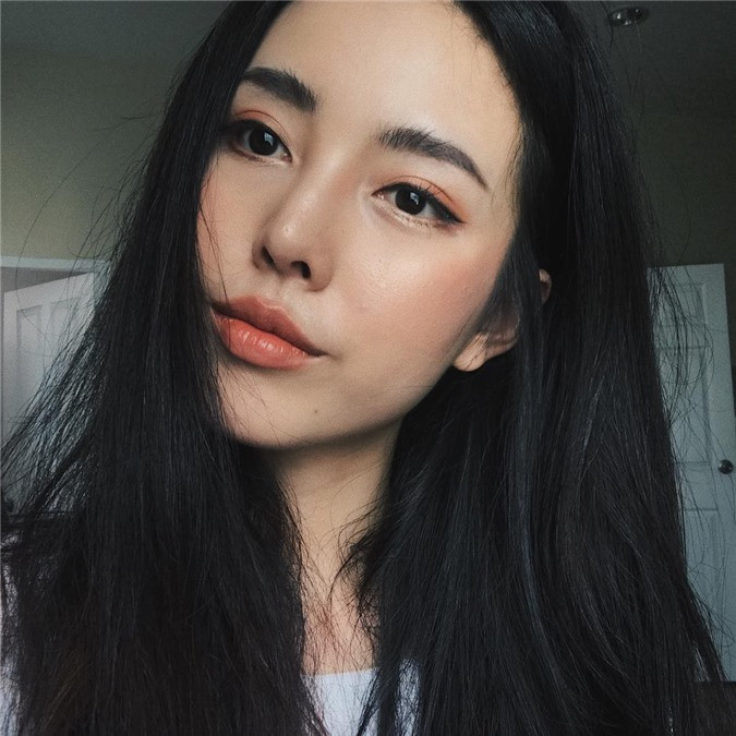  1. Lười kẻ lông mày Trừ khi bạn sinh ra với cặp mày dày rậm như siêu mẫu Cara Delevingne, đừng bao giờ bỏ qua bước kẻ lông mày. Không phải ngẫu nhiên mà người người nhà nhà đều chạy theo xu hướng trang điểm lông mày rậm hay bỏ hàng triệu đồng ra để xăm gảy sợi đâu. Sự thực là cặp mày dày rậm, to bản khiến chủ nhân trở nên trẻ trung, tràn đầy sức sống hơn hẳn; ngược lại, một cặp mày thưa mỏng, mờ tịt làm khuôn mặt trông "dừ" hơn, thần sắc cũng kém đi vài bậc. Bạn có thể dùng chì, bột hay gel tùy sở thích với màu nhạt hơn màu tóc khoảng 1, 2 tông để có kết quả tự nhiên nhất. 