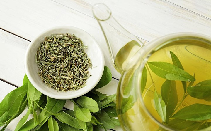 Trà xanh: Đối với bệnh lao, trà xanh có hàm lượng polyphenol cao để tìm ra vi khuẩn và giữ cho nó không lây lan sang các bộ phận khác của cơ thể. Một tách trà đơn giản hoặc hai ly trà xanh mỗi ngày là một phương thuốc tuyệt vời cho người bị bệnh lao.