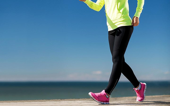 Duy trì hoạt động để tránh các cục máu đông hình thành trong cơ thể. Duy trì hoạt động bằng cách thực hiện các bài tập và tránh thời gian không hoạt động kéo dài. Để duy trì hoạt động, hãy tập thể dục 30 phút mỗi ngày. Bạn cũng có thể đi dạo hoặc chạy bộ.