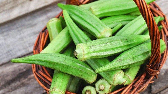 Đậu bắp chứa rất nhiều Vitamin C giúp hỗ trợ cơ thể hấp thụ canxi tối đa để phát triển mô xương. Bên cạnh đó, đậu bắp còn có tác dụng nhuận tràng và chống táo bón hiệu quả.