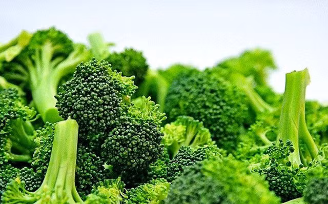 Súp lơ (bông cải xanh) được xem là loại rau bổ dưỡng. Thực phẩm giúp tăng chiều cao này chứa nhiều vitamin C, chất xơ và sắt. Nó giúp cho các cơ quan trong cơ thể hoạt động đúng đắn và kích thích các yếu tố tăng trưởng.