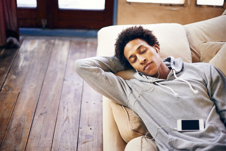 Chợp mắt một giấc ngắn: Ngủ một giấc ngắn khoảng 20-30 phút cũng đủ giúp bạn trở nên tỉnh táo, nhất là khi thực hiện vào đầu giờ chiều. Tuy nhiên, bạn chỉ nên giữ thời gian chợp mắt ngắn và không ngủ quá muộn vào buổi chiều, để tránh mất ngủ buổi đêm. Ảnh: NBC News. 