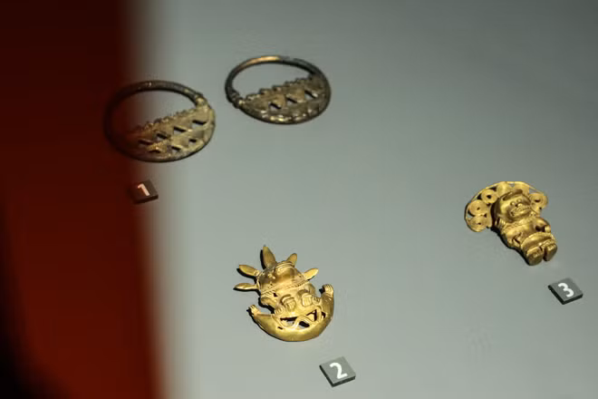 Những món đồ trang sức mang hình người được đúc từ chất liệu tumbaga (một hợp chất của vàng và đồng) được người dân bản địa Nam Mỹ làm ra từ thời kỳ tiền Colombo (trước thế kỷ 16).