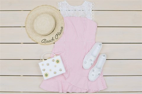  4. Phối với váy sát nách Bralettes cực hợp với váy sát nách. Diện set đồ này đảm bảo sẽ khiến cho bao ánh mắt phải đổ dồn vào bạn.