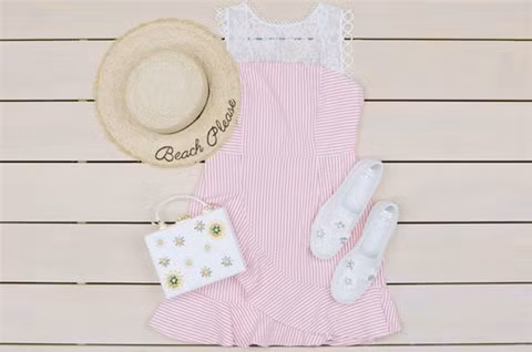  4. Phối với váy sát nách Bralettes cực hợp với váy sát nách. Diện set đồ này đảm bảo sẽ khiến cho bao ánh mắt phải đổ dồn vào bạn.