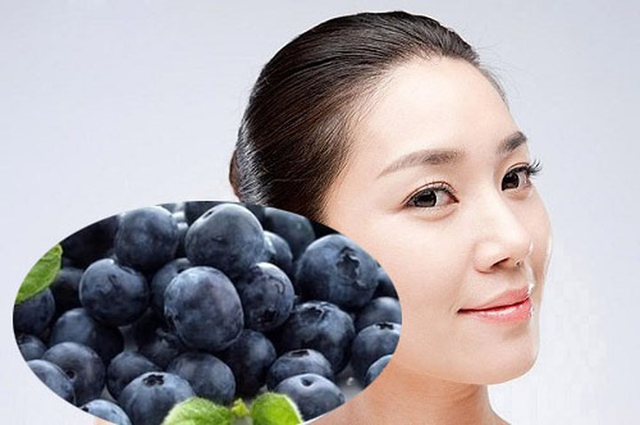 Đối với da: Nếu bạn muốn duy trì làn da khỏe mạnh, hãy ăn quả việt quất thường xuyên. Ngoài ra, chúng rất tốt trong việc kiểm soát lão hóa da. Bạn thậm chí có thể bôi lên da để thu được nhiều lợi ích.