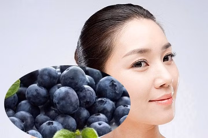 Đối với da: Nếu bạn muốn duy trì làn da khỏe mạnh, hãy ăn quả việt quất thường xuyên. Ngoài ra, chúng rất tốt trong việc kiểm soát lão hóa da. Bạn thậm chí có thể bôi lên da để thu được nhiều lợi ích.