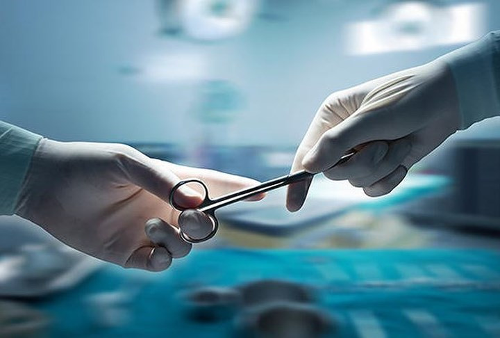 Không nên cho người chuẩn bị phẫu thuật ăn: Vì quả việt quất có đặc tính làm loãng máu do sự hiện diện của salicylat và vitamin K, nếu bạn sắp có bất kỳ loại phẫu thuật nào, bạn phải hoàn toàn tránh phải ăn quả việt quất ít nhất 2-3 tuần trước khi phẫu thuật. Quả việt quất có thể trì hoãn việc chữa lành các vết thương sau phẫu thuật. Ngoài ra, chúng có thể ảnh hưởng xấu đến lượng đường trong máu trước, trong và sau phẫu thuật.