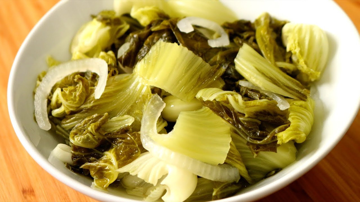 Do dưa cà muốn lên men phải dùng nhiều muối nên món này khá mặn. Ảnh minh họa.