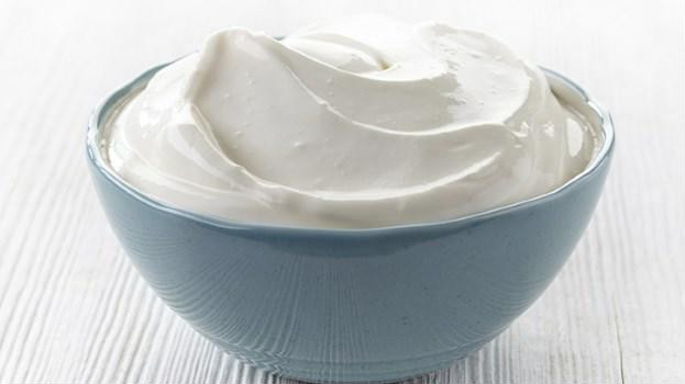  1. Sữa chua Sữa chua và các loại thực phẩm lên men khác, như tương đậu nành, dưa cải muối hay kefir có chứa probiotics. Probiotics là những vi kuẩn có lợi trong các loại thực phẩm lên men và sữa chua. Loại vi khuẩn có lợi này rất tốt cho hệ tiêu hóa và giúp hệ miễn dịch khỏe mạnh. Ăn những loại thực phẩm có chứa vi khuẩn sống và hoạt động như vậy, có thể giúp duy trì ở mức độ tối đa các loại vi khuẩn tốt trong đường ruột. Nhưng bạn cũng nên chú ý tới lượng đường trong sữa chua. Sữa chua nguyên chất, không đường là lựa chọn tốt nhất cho bạn.