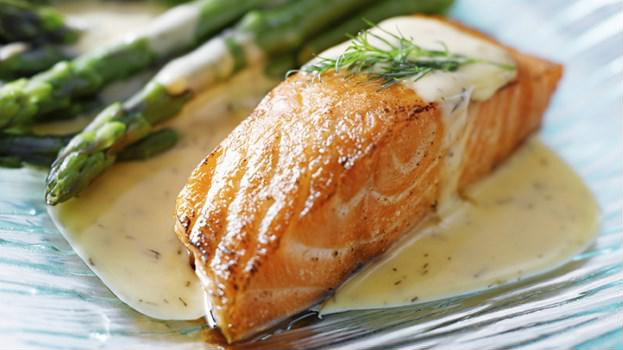  2. Cá hồi Cá hồi rất giàu axit béo omega 3. Đây là loại axit béo rất tốt cho trái tim và đại tràng của bạn. Các loại axit béo cần thiết được cho là có tác dụng làm giảm viêm. Điều đó có nghĩa là, ăn cá hồi có thể giúp giữ cân bằng được tình trạng viêm xảy ra trong mỗi đợt viêm loét đại tràng bùng phát. Cá ngừ, quả óc chó, dầu hạt lanh và hạt lanh cũng là những nguồn cung cấp axit béo omega 3 rất tốt.