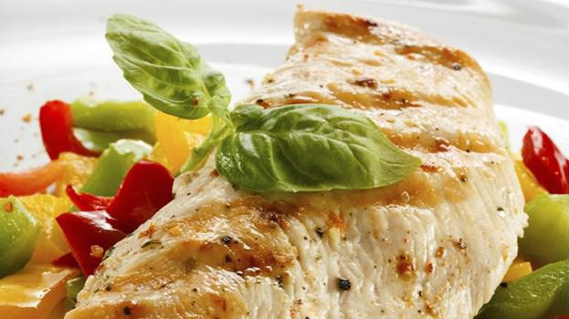 8. Thịt nạc Theo Hiệp hội bệnh Crohn và bệnh loét đại tràng tại Mỹ, bạn cần phải tăng lượng protein nạp vào cơ thể trong và sau các đợt bị viêm. Vì các chất béo bão hòa có thể khiến bạn gặp khó khăn trong việc tiêu hóa, nên bạn hãy lựa chọn các loại thịt nạc để có được nguồn cung cấp protein tốt nhất. Thịt gia cầm không có da, thịt lợn thăn, thịt bò thăn đều là những sự lựa chọn tốt, chứa ít chất béo. 