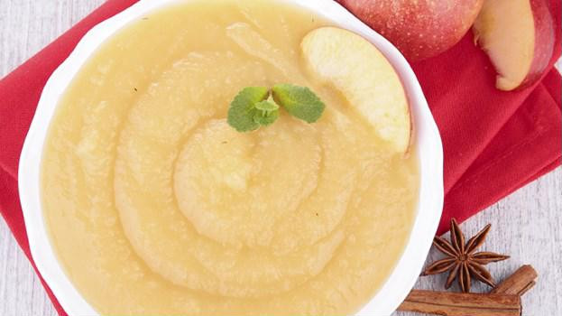  7. Sốt táo Sốt táo có thể rất tốt cho thực đơn của những người bị viêm loét đại tràng. Tuy nhiên, mặc dù táo rất giàu vitamin và khoáng chất, như kali, nhưng lượng chất xơ trong táo có thể khiến táo trở nên khó tiêu hơn, đặc biệt là khi các đợt viêm loét đại tràng bùng phát. Bạn nên sử dụng các loái sốt táo không đường, hoặc tự làm sốt táo tại nhà bằng cách gọt vỏ và nấu chín táo. Bạn có thể tăng thêm hương vị cho sốt táo bằng hỗn hợp các loại gia vị mà bạn yêu thích, nhưng nhớ, là đừng nên cho đường. 