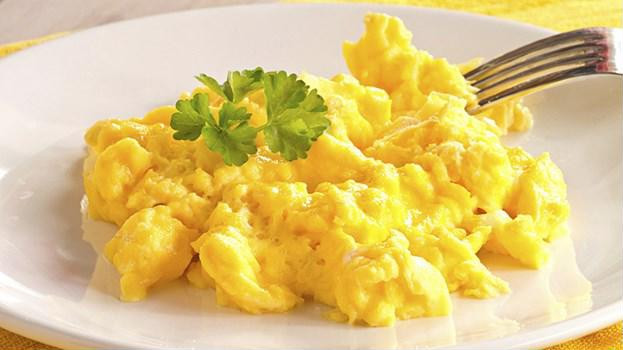  4. Trứng Nếu bạn gặp khó khăn trong việc nạp đủ chất dinh dưỡng khi bị viêm loét đại tràng, bạn hãy lựa chọn trứng. Trứng là nguồn cung cấp protein rất tốt và cũng được dung nạp khá tốt, kể cả trong khi các cơn viêm loét đại tràng bùng phát. Trứng cũng rất giàu các vitamin nhóm B là những loại vitamin có khả năng chuyển hóa thực phẩm thành năng lượng. Bạn có thể làm món trứng chiên, trứng chưng với rau hoặc trứng luộc để làm món ăn nhẹ. 