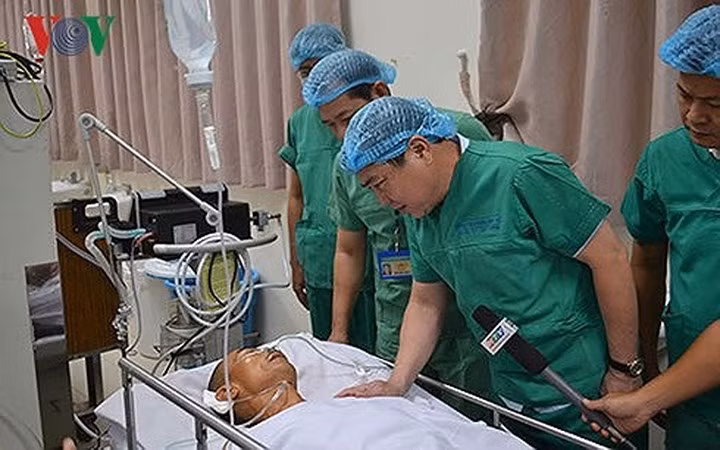 Hai "hiệp sĩ" Nguyễn Hoàng Nam và Nguyễn Văn Thôi bị đâm tử vong. Trong ảnh: Chủ tịch UBND TPHCM Nguyễn Thành Phong thăm hỏi các "hiệp sĩ" đường phố bị nhóm trộm xe máy SH đâm chém vào tối 13/5 phải nhập viện. (Ảnh: Vinh Quang)