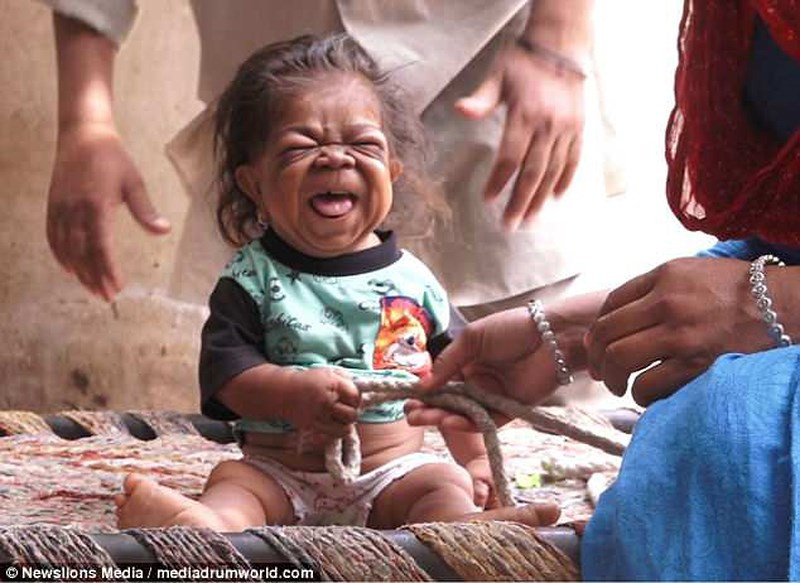 Manpreet Singh được mệnh danh là "người đàn ông tí hon" bởi cậu đã 23 tuổi nhưng chỉ lớn bằng cậu bé một tuổi. Ảnh: Newsilons Media.