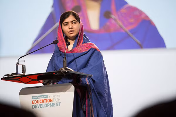 7. Malala Yousafzai Cô bé sinh ra ở Pakistan và là người trẻ tuổi nhất từng nhận giải Nobel. Cô sống ở một thị trấn nhỏ do Taliban cai trị, trong đó cấm các trẻ em gái tiếp nhận giáo dục hoặc đi học. Khi 11 tuổi, Malala Yousafzai đã viết một blog cho đài BBC địa phương để bày tỏ mong muốn được tiếp tục đi học. Năm 15 tuổi, Malala bị một tay súng Taliban bắn trong khi đang đi xe buýt đến trường. May mắn thay, cô bé sống sót sau cuộc tấn công và được đưa đến một bệnh viện ở Birmingham, Anh. Tại đây, Malala Yousafzai đã phát triển một số dự án giáo dục có ích cho trẻ em.