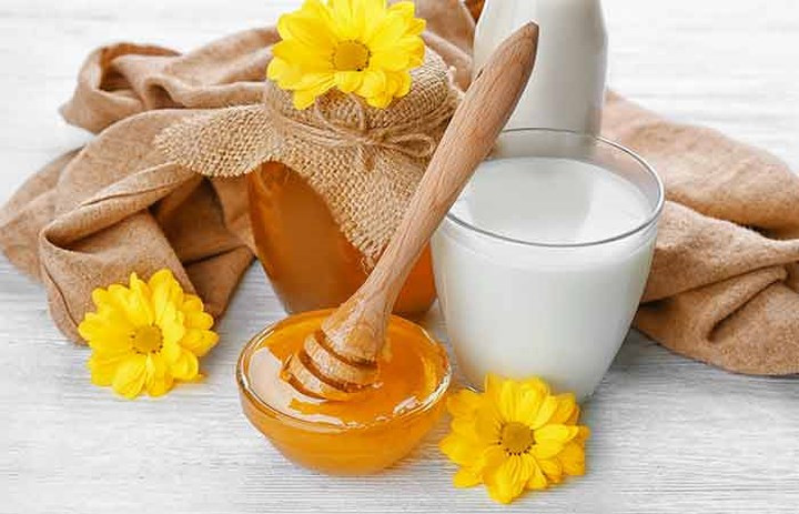 Cả sữa và mật ong đều có các đặc tính làm dịu và chống viêm tự nhiên giúp tăng tốc độ chữa lành mắt của bạn. Trộn một muỗng canh sữa ấm và mật ong. Ngâm vài miếng bông vào hỗn hợp này và đặt chúng trực tiếp lên mắt. Để chúng trong khoảng 30 phút và rửa mắt bằng nước sạch.