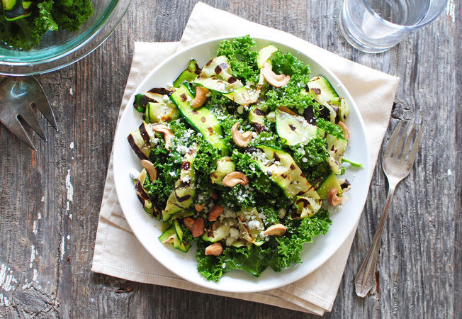 Cải xoăn, súp lơ xanh, củ cải chứa lượng lớn axit folic và vitamin giúp bạn cảm thấy minh mẫn và linh hoạt. Thay vì ăn mì gói vào mùa World Cup, bạn có thể chuyển qua ăn một số loại salad đơn giản với thịt hun khói hoặc cá hồi.