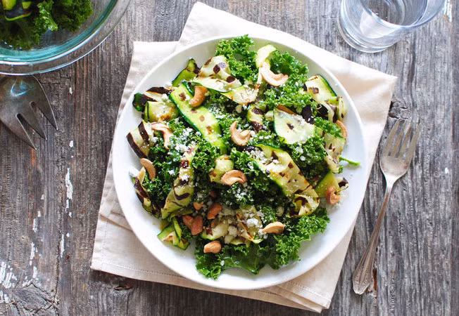 Cải xoăn, súp lơ xanh, củ cải chứa lượng lớn axit folic và vitamin giúp bạn cảm thấy minh mẫn và linh hoạt. Thay vì ăn mì gói vào mùa World Cup, bạn có thể chuyển qua ăn một số loại salad đơn giản với thịt hun khói hoặc cá hồi.