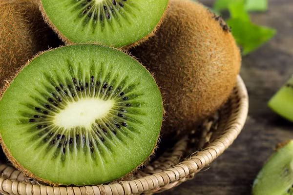 Theo các chuyên gia, kiwi là một trong những loại trái cây giàu dinh dưỡng nhất vì hàm lượng vitamin C cao, khoảng 70 mg trong 100 g kiwi. Chưa kể, kiwi còn chứa nhiều kali, axit omega 3 và các chất chống oxy hóa khác.
