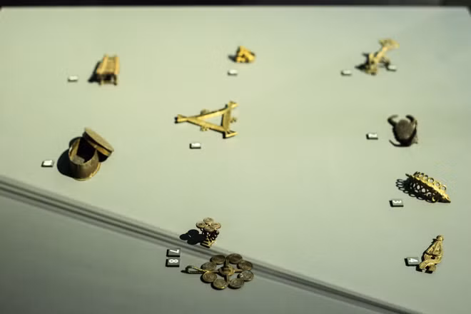 Các quả cân được làm bằng đồng dùng để cân vàng của người Baoulé (Tây Phi) có niên đại từ đầu thế kỷ 20 trở về trước.