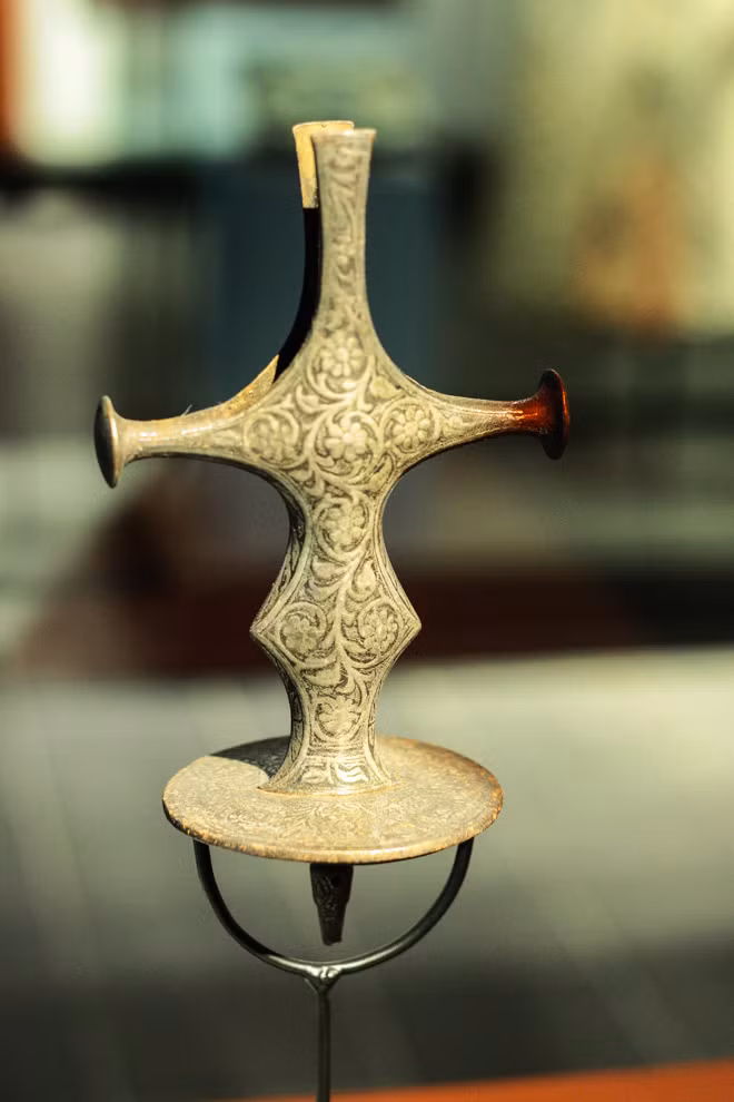 Chuôi kiếm làm bằng thép nạm bạc khai quật ở vùng Rajasthan, Ấn Độ.