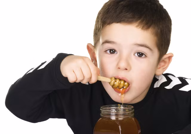 Trẻ dưới 1 tuổi tốt nhất không nên cho dùng mật ong. Ảnh minh họa