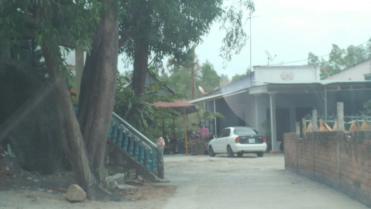 Căn nhà bên trái, nơi các "cô" gỡ bùa ngải cho người bệnh.