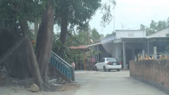 Căn nhà bên trái, nơi các "cô" gỡ bùa ngải cho người bệnh.