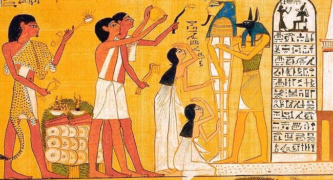 13. Phụ nữ bị ướp xác muộn hơn nam giới Người Ai Cập cổ đại thường ướp xác chết. Tuy nhiên, khi nói đến phụ nữ xinh đẹp và hấp dẫn, quá trình ướp xác thường bị chậm trong vài ngày, bởi vì người thân của người phụ nữ đã chết không muốn bất cứ ai đụng chạm cơ thể của cô ấy, do đó họ để xác tự phân hủy từ 2 - 3 ngày rồi mới cho ướp xác.