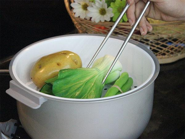  Nước từ nồi hấp Khi hấp thực phẩm, bà bầu không nên sử dụng loại nước này làm canh uống. Nồng độ natri trong loại nước này nếu uống thường xuyên có thể khiến cơ thể bà bầu bị nhiễm độc. Các chất cặn bẩn chứa nhiều thành phần độc hại như cadmium, thủy ngân, asen, nhôm... đi vào cơ thể có thể gây ra các bệnh lý về tiêu hóa, thần kinh và tiết niệu. Bà bầu cũng cần lưu ý không nên sử dụng nước nồi hấp để nấu cơm, tránh nguy cơ bị ngộ độc. 