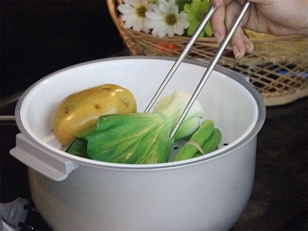  Nước từ nồi hấp Khi hấp thực phẩm, bà bầu không nên sử dụng loại nước này làm canh uống. Nồng độ natri trong loại nước này nếu uống thường xuyên có thể khiến cơ thể bà bầu bị nhiễm độc. Các chất cặn bẩn chứa nhiều thành phần độc hại như cadmium, thủy ngân, asen, nhôm... đi vào cơ thể có thể gây ra các bệnh lý về tiêu hóa, thần kinh và tiết niệu. Bà bầu cũng cần lưu ý không nên sử dụng nước nồi hấp để nấu cơm, tránh nguy cơ bị ngộ độc. 