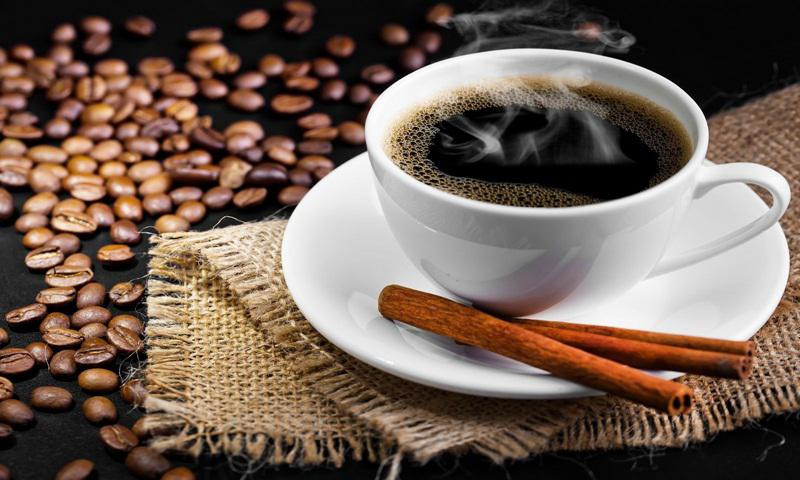  Nước uống chứa nhiều cafeine Một số đồ uống thành phần chứa nhiều caffeine như cà phê, trà... ít nhiều đều ảnh hưởng đến thai nhi nếu bà bầu tiêu thụ quá mức cho phép. Theo khuyến cáo của các chuyên gia, bà bầu chỉ nên nạp vào cơ thể tối đa 200mg cafeine một ngày. 