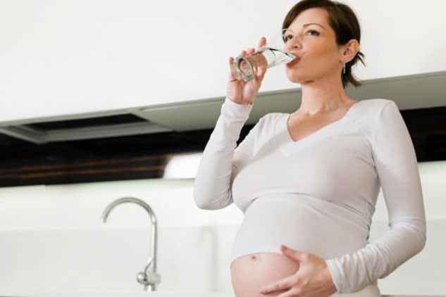 Để bảo vệ sức khỏe mẹ và bé, bà bầu không những chú trọng đến việc ăn các thực phẩm lành mạnh mà còn cần uống các thức uống tốt cho sức khỏe. Những loại nước uống chứa thành phần độc hại dưới đây sẽ gây ảnh hưởng không nhỏ đến cơ thể mẹ bầu và sự phát triển bình thường của thai nhi, chị em cần hết sức chú ý.