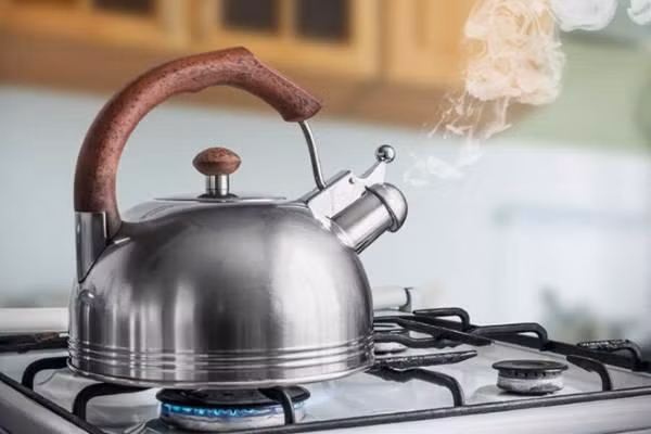  Nước nấu đi nấu lại nhiều lần Bà bầu nên uống nước sôi để nguội tuy nhiên cần lưu ý không nên uống nước đã nấu đi nấu lại nhiều lần. Nhiều gia đình có thói quen đun sôi nước nhiều lần hoặc đổ nước còn thừa trong ấm vào tiếp tục nấu. Tuy nhiên, việc đun đi đun lại nước nhiều lần sẽ làm tăng lượng natri nitric khiến cơ thể bà bầu bị nhiễm độc. 