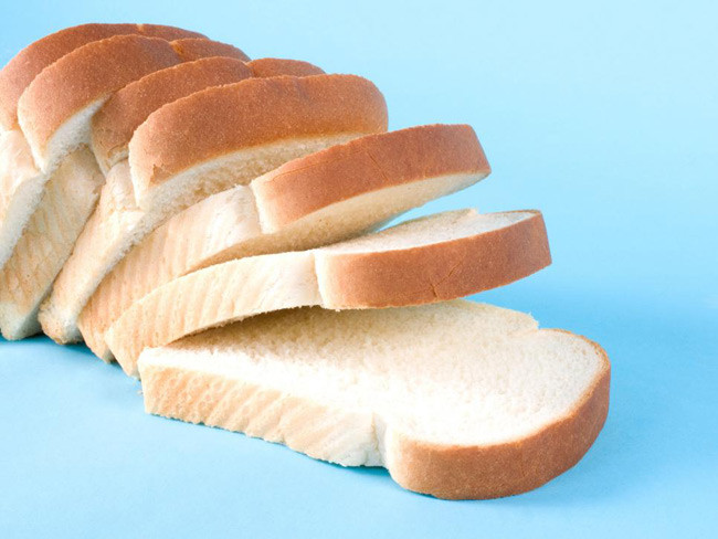  11. Bánh mì trắngMột số nghiên cứu cho thấy thực phẩm có chỉ số glycemic cao (GI) gây hại cho làn da rất nhiều. Ăn nhiều bánh mì trắng làm gia tăng lượng đường trong máu và insulin liên quan đến mụn trứng cá.
