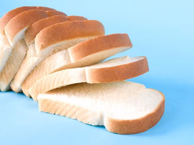  11. Bánh mì trắng Một số nghiên cứu cho thấy thực phẩm có chỉ số glycemic cao (GI) gây hại cho làn da rất nhiều. Ăn nhiều bánh mì trắng làm gia tăng lượng đường trong máu và insulin liên quan đến mụn trứng cá.