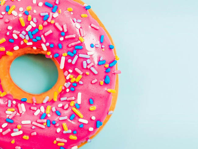  1. Bánh donut Loại bánh ngọt này là món khoái khẩu của nhiều người, việc ăn quá nhiều dầu và đường trong bánh donut sẽ làm da của bạn bị nổi mụn và nhanh lão hóa.