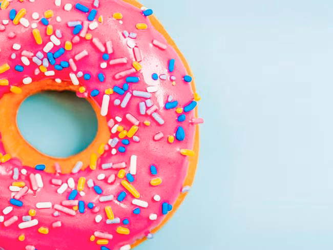  1. Bánh donut Loại bánh ngọt này là món khoái khẩu của nhiều người, việc ăn quá nhiều dầu và đường trong bánh donut sẽ làm da của bạn bị nổi mụn và nhanh lão hóa.