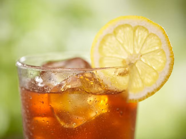  13. Trà ngọt Trong khi trà có tác dụng rất tốt cho sức khỏe nhưng việc cho quá nhiều đường vào thì lại phản tác dụng. Quá nhiều đường hóa học sẽ ngăn chặn sự sản sinh collagen và làm viêm da nặng hơn. Nên chọn các loại thực phẩm có hàm lượng collagen tự nhiên cao và lượng đường ngọt tự nhiên như các loại quả mọng và rau có màu đậm.