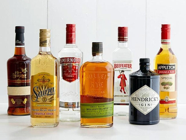  4. Rượu Rượu biết đến như một chất lợi tiểu, có nghĩa là bạn sẽ phải đi vệ sinh nhiều hơn làm cơ thể bị mất nước, dẫn đến hiện tượng khô da, bong vẩy, lỗ chân lông to.