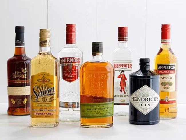  4. Rượu Rượu biết đến như một chất lợi tiểu, có nghĩa là bạn sẽ phải đi vệ sinh nhiều hơn làm cơ thể bị mất nước, dẫn đến hiện tượng khô da, bong vẩy, lỗ chân lông to.