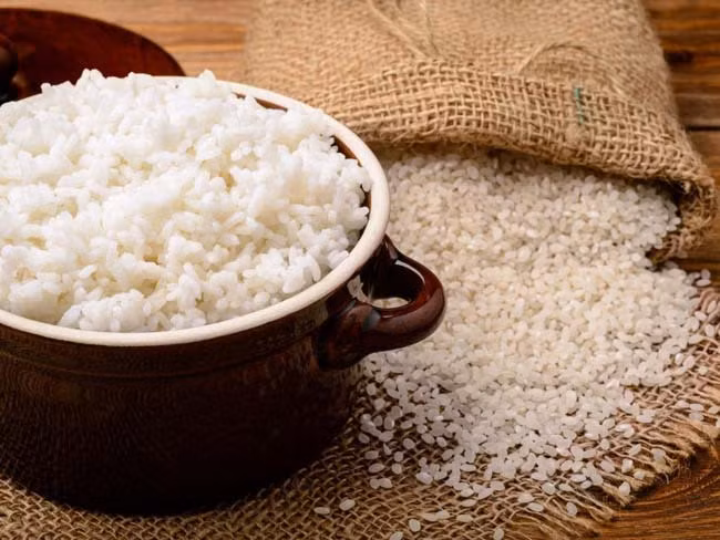  5. Gạo trắng Giống như bánh mì trắng, gạo trắng là một loại thực phẩm xếp hạng cao về chỉ số glycemic. Mặc dù không phải là thực phẩm không lành mạnh nhưng hãy cân nhắc khi ăn cùng với thức ăn có protein cao như thịt gà, đậu hoặc bơ đậu.