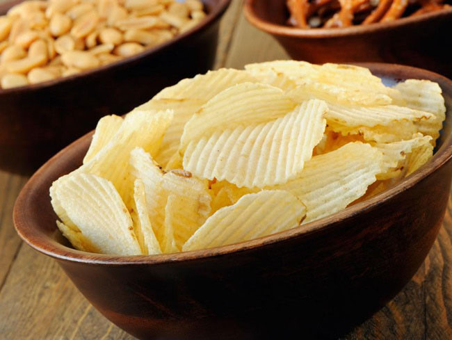  7. Đồ ăn vặt mặn Đặc biệt là món khoai tây chiên sẽ làm tăng hàm lượng muối trong ngày lên rất nhiều, ảnh hưởng đến việc giữ nước của làn da. Khoai tây chiên là một trong những thực phẩm tàn phá làn da hàng đầu.